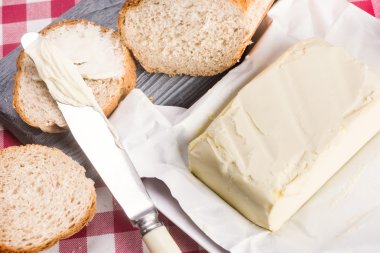 Taze tereyağı ve ekmek