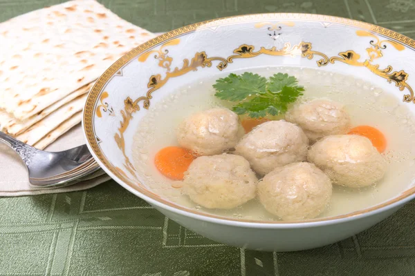 Куриный суп с Kneidlach (Matzah bolls ) — стоковое фото
