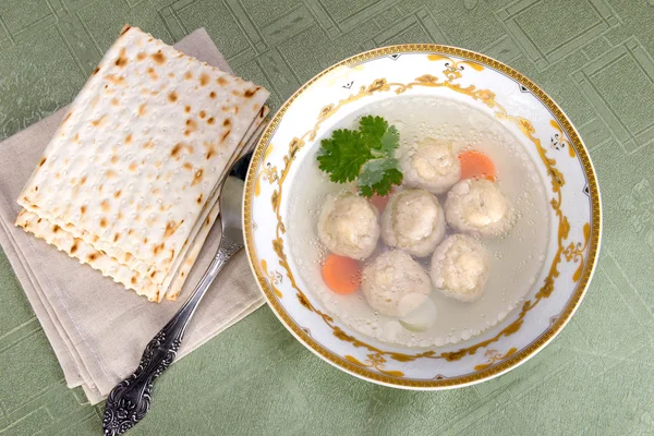 Куриный суп с Kneidlach (Matzah bolls ) — стоковое фото