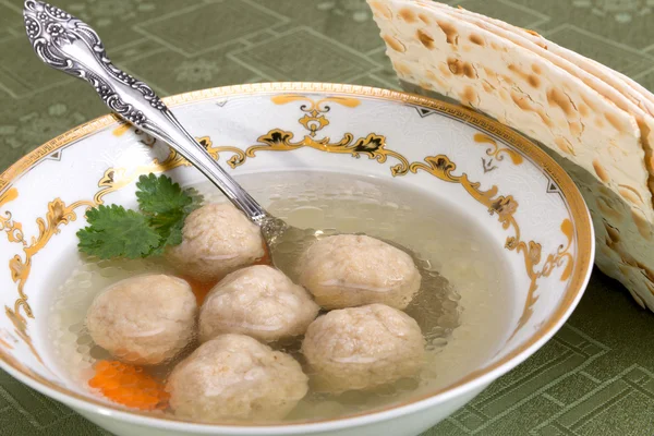 Куриный суп с Kneidlach (Matzah bolls ) — стоковое фото