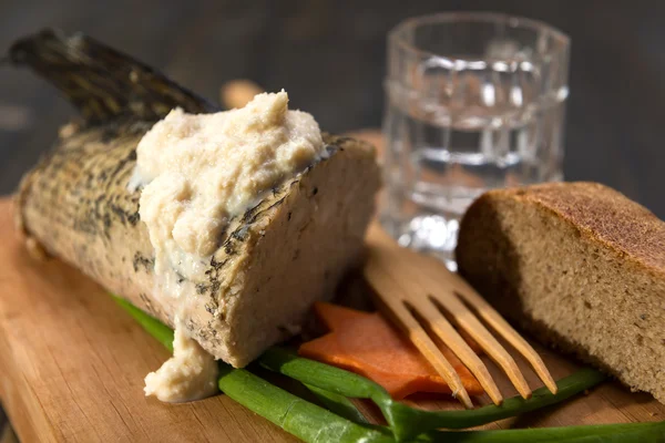 A traditional Jewish dinner, stuffed pike and black bread — Stock Image A traditional Jewish dinner, stuffed pike and black bread Stock Image
