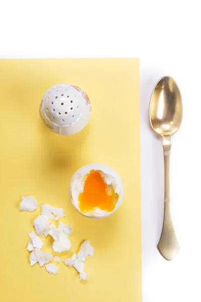 Huevo cocido, bodega de sal y cuchara de latón — Foto de Stock