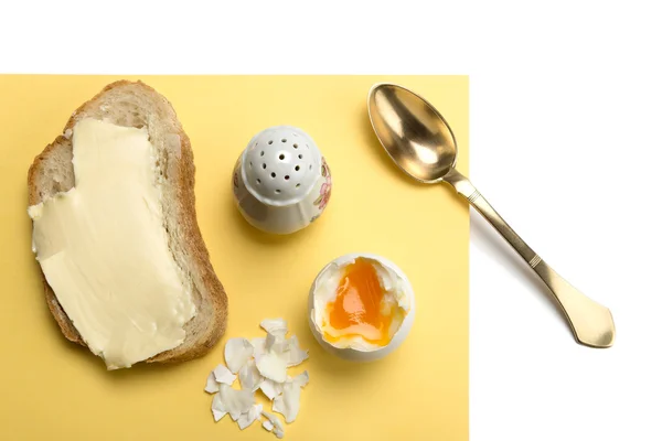 Gekochtes Ei, Brot mit Butter, Salzkeller und Messinglöffel — Stockfoto