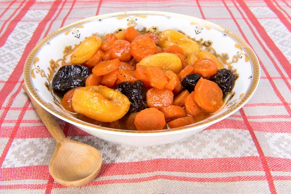 Tzimmes, tsimmes, kurutulmuş meyve ile pişirilmiş tatlı havuç