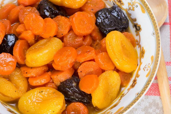 Tzimmes, tsimmes, zanahorias dulces guisadas con frutos secos Fotos De Stock
