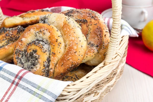 Bollo con semillas de amapola para el té —  Fotos de Stock