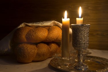 Shabbat Shalom - şarap, challah ve mumlar