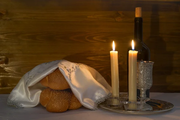 Šabat Šalom - víno, Chala a svíčky — Stock fotografie