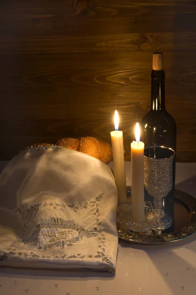 Shabat Shalom - vino, jalá y velas Imagen De Stock