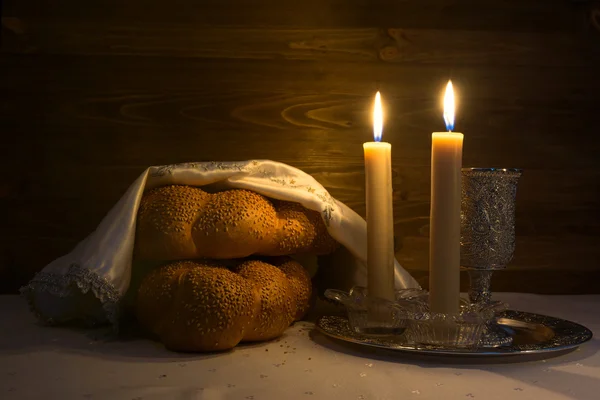 Shabbat Shalom - şarap, challah ve mumlar — Stok fotoğraf