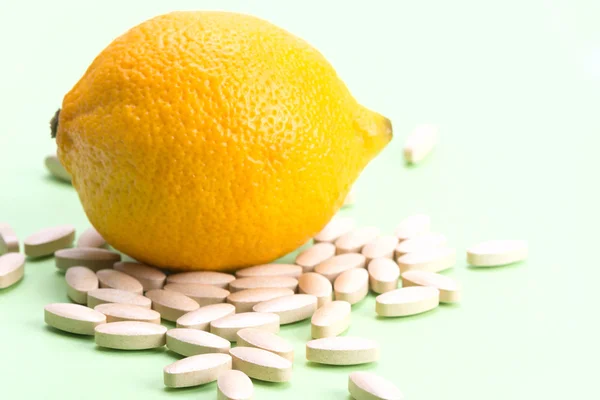 Pastillas médicas con vitamina C y limón Imagen De Stock