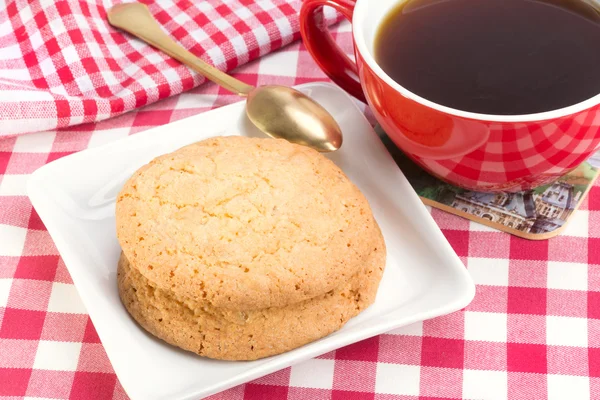 Galletas de mantequilla y una taza de café negro — Foto de Stock