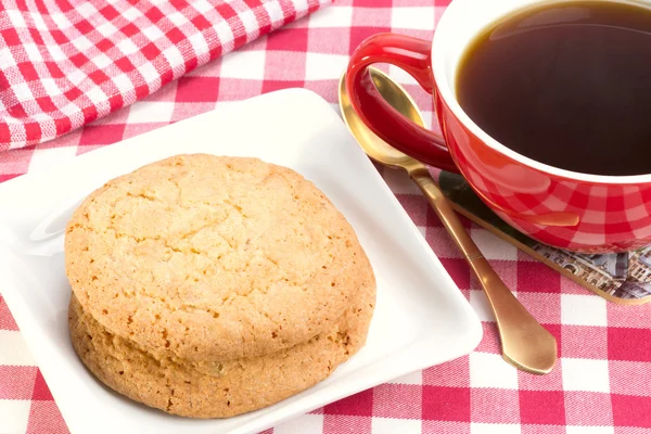 Galletas de mantequilla y una taza de café negro — Foto de Stock