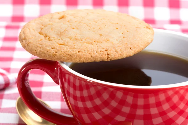 Galletas de mantequilla y una taza de café negro —  Fotos de Stock