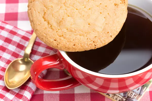 Biscuits au beurre et une tasse de café noir — Photo