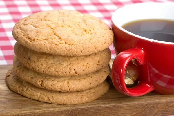 Печенье с маслом и чашку черного кофе — стоковое фото