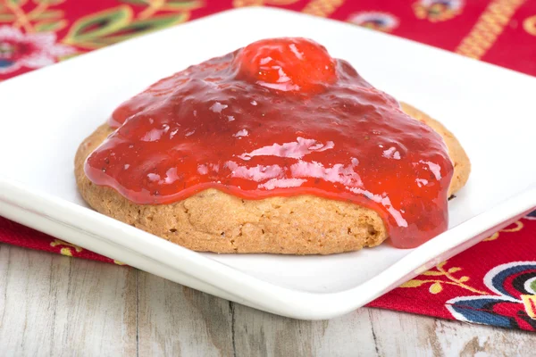 Biscotti con marmellata di fragole — Foto Stock