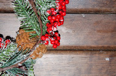 Noel süsü. Beyaz arka planda çam kozalağından yapılmış Noel geyiği.