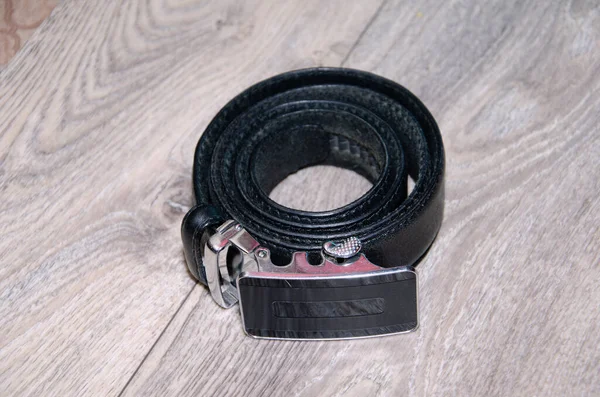 Ceinture élégante en cuir sur fond en bois mâle — Photo