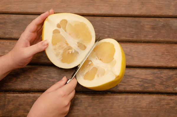 Masa tahtasında Tayland meyveli pomelo. pomelo meyvesi