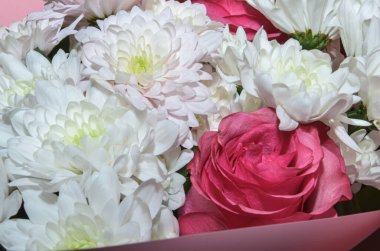 Beyaz renkte izole edilmiş düğün buketi. Taze, yemyeşil renkli çiçekler.