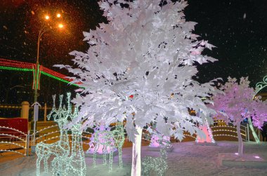 Ahşap ahşap Noel ağacı eski vintage tahtanın üzerinde