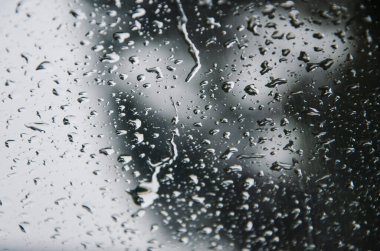 Cam yüzeyine su damlaları. yağmur havası