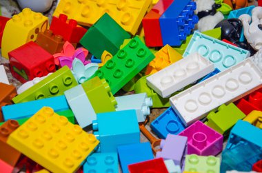 Bir çocuğun oyun odası için büyük köpük yapı taşları. Büyük tuğlaları olan bir yığın renkli çocuk tasarımcısı. Çocuklar için eğlence. Çocukluk.