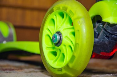 Geceleri şehirde elektrikli scooter ya da e-scooter kullanan genç bir adam, ulaşım konsepti imajı.