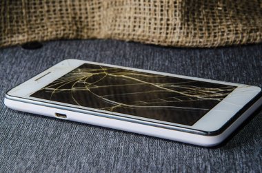 Camı kır. Kırık ekran. Bozuk telefon. Kırık cam arka plan. Camdaki çatlaklar.