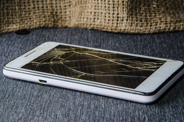 Camı kır. Kırık ekran. Bozuk telefon. Kırık cam arka plan. Camdaki çatlaklar.