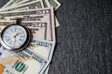 Bir cep saati, ya da saat, bir yığın paranın üzerindeki saat. Zamanın para faktörü olduğu finansal çıkarımlar için iyi bir kullanım