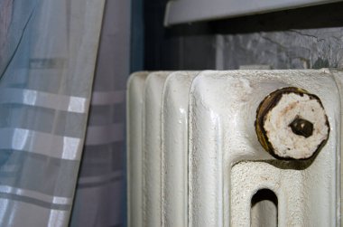 Termostat daire ile beyaz radyatör.