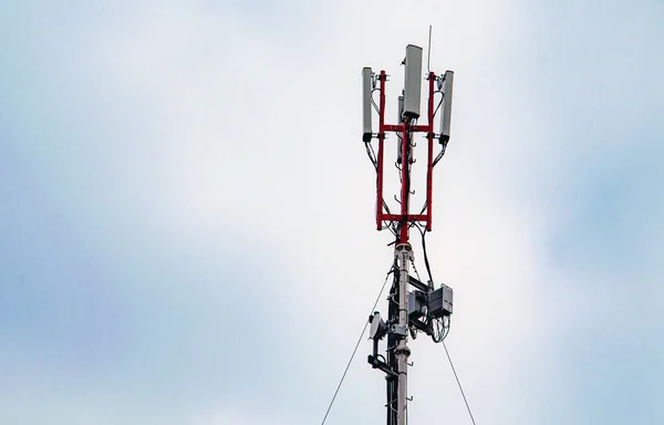 Telekomünikasyon teknolojisi GSM 5G, 4G, 3G kulesi. Bir binanın çatısında cep telefonu antenleri. Telekomünikasyon direği televizyon antenleri alınıyor ve iletiliyor.