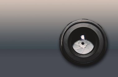 Kameranın mercek açıklığının diyaframı. Sığ alan derinliğine sahip seçici odak.