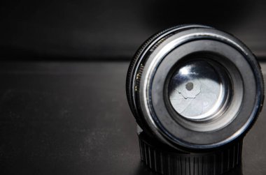 Kameranın mercek açıklığının diyaframı. Sığ alan derinliğine sahip seçici odak.