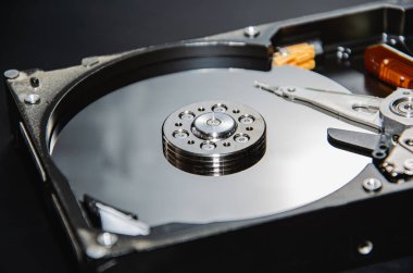 Bilgisayardan parçalanmış sabit disk. Ayna efektli. Bilgisayar kaputundan ayna efektleriyle birlikte sabit disk açıldı. Bilgisayar bilgisayarının bir parçası,