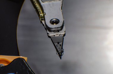 Bilgisayardan parçalanmış sabit disk. Ayna efektli. Bilgisayar kaputundan ayna efektleriyle birlikte sabit disk açıldı. Bilgisayar bilgisayarının bir parçası,