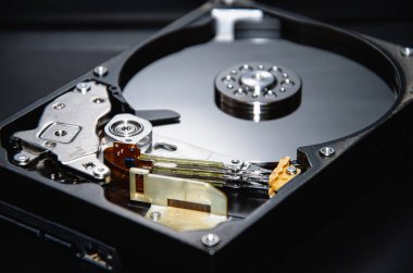 Bilgisayardan parçalanmış sabit disk, lazer, okuma başlıkları