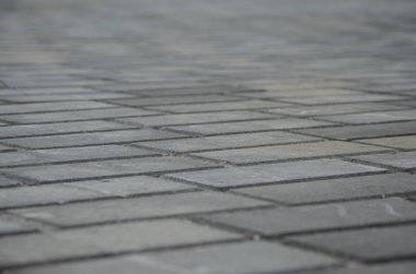 Yürüyüşteki tuğla desenli patika perspektifi mesafeye gidiyor.