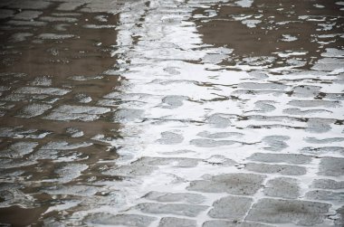 Gece yağmurdan sonra ıslak kaldırım taşları bir sokak ya da yol yüzeyinde, alt manzara