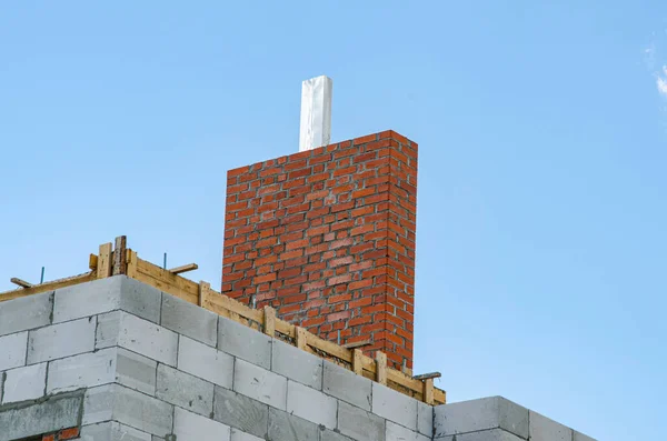 Local de construção de uma casa em construção feita a partir de blocos de concreto de espuma branca. Construção de novo quadro de casa. — Fotografia de Stock