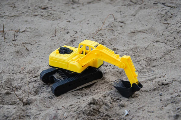 Κίτρινο Πλαστικό Εκσκαφέα Στην Άμμο Παιδικά Παιχνίδια Στην Παραλία — Φωτογραφία Αρχείου