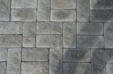 Su birikintileri olan Grungy Parke Caddesi manzarası, Şehir