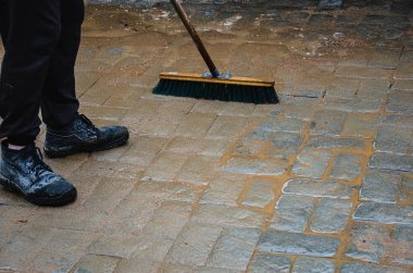 Su birikintileri olan Grungy Parke Caddesi manzarası, Şehir