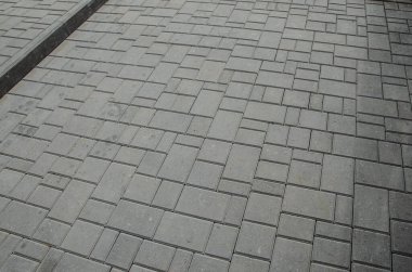 Su birikintileri olan Grungy Parke Caddesi manzarası, Şehir