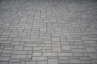 Su birikintileri olan Grungy Parke Caddesi manzarası, Şehir