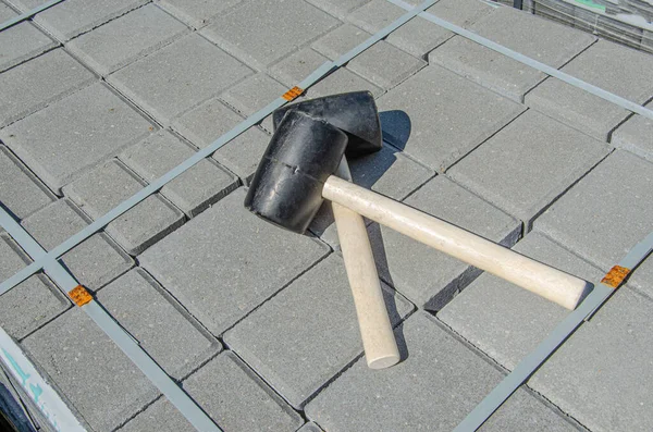 铺路石的背景 前置工具橡胶锤 — 图库照片