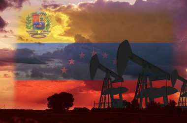 Venezuela petrol endüstrisi. Venezuela bayrağı ve petrol kuyuları kırmızı bir günbatımı ve fırtına bulutları 3 boyutlu illüstrasyonun arka planında