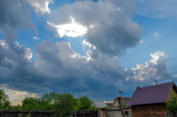 Güzel bir akşam bulutlu gökyüzü. Pembe sıcak bulutlar gün batımında. — Stok fotoğraf